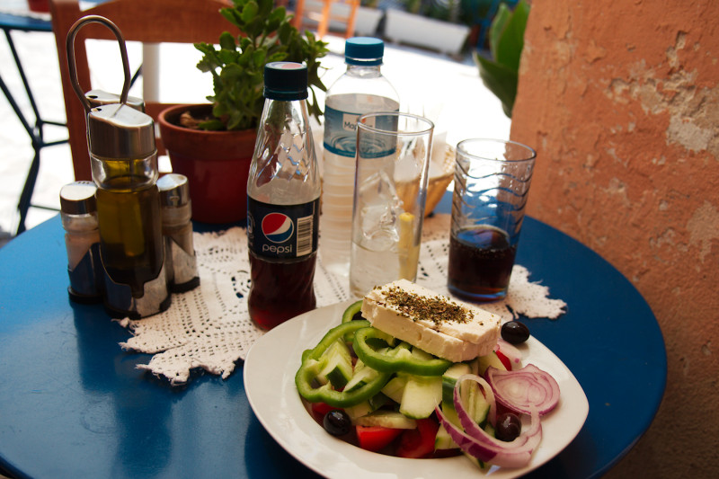 Mittag: Salat mit Wasser und Cola