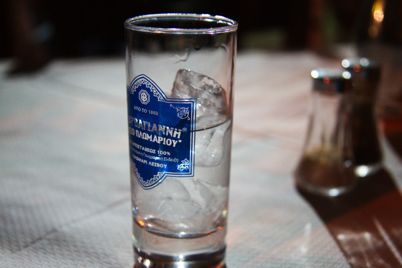 Tsipouro im Wasserglas, Geschmacksnote Licht aus.