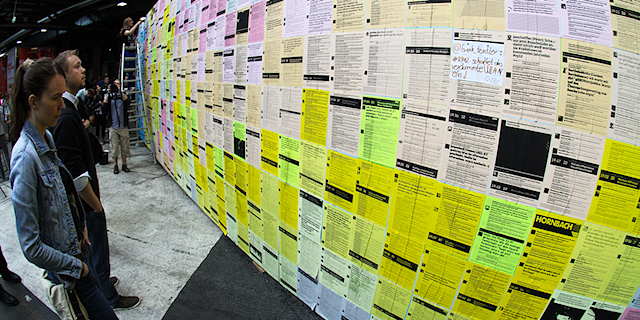 Die tapezierte Twitterwall mit Wünschen nach WLan.