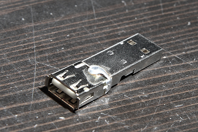 Mit den zusammengelöteten Gehäusen hält der Adapter.